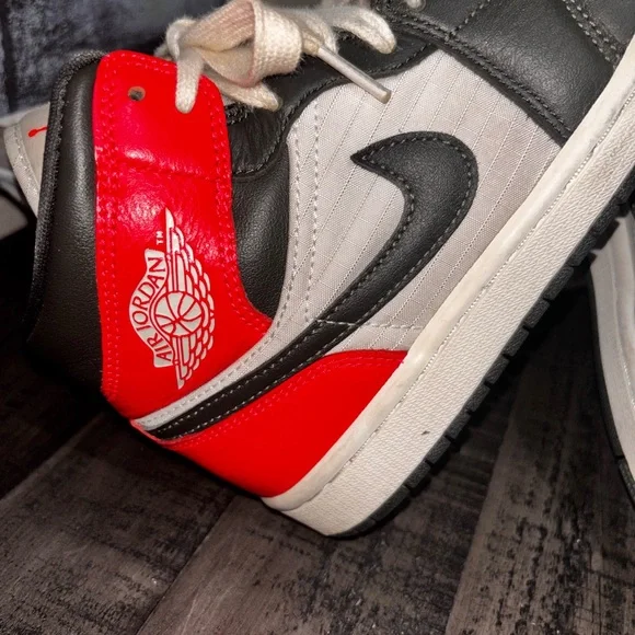 Air Jordan 1 Mid SE Womens Size 7 Newsprint Crimson - Picture 4 of 13